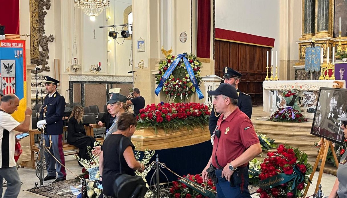 https://wips.plug.it/cips/notizie.virgilio.it/cms/2025/08/pippo-baudo-funerali.jpg
