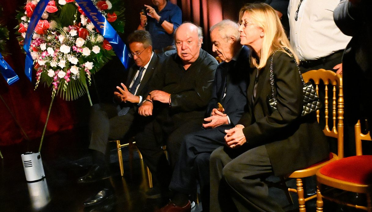 https://wips.plug.it/cips/notizie.virgilio.it/cms/2025/08/pippo-baudo-lino-banfi-teatro-delle-vittorie.jpg