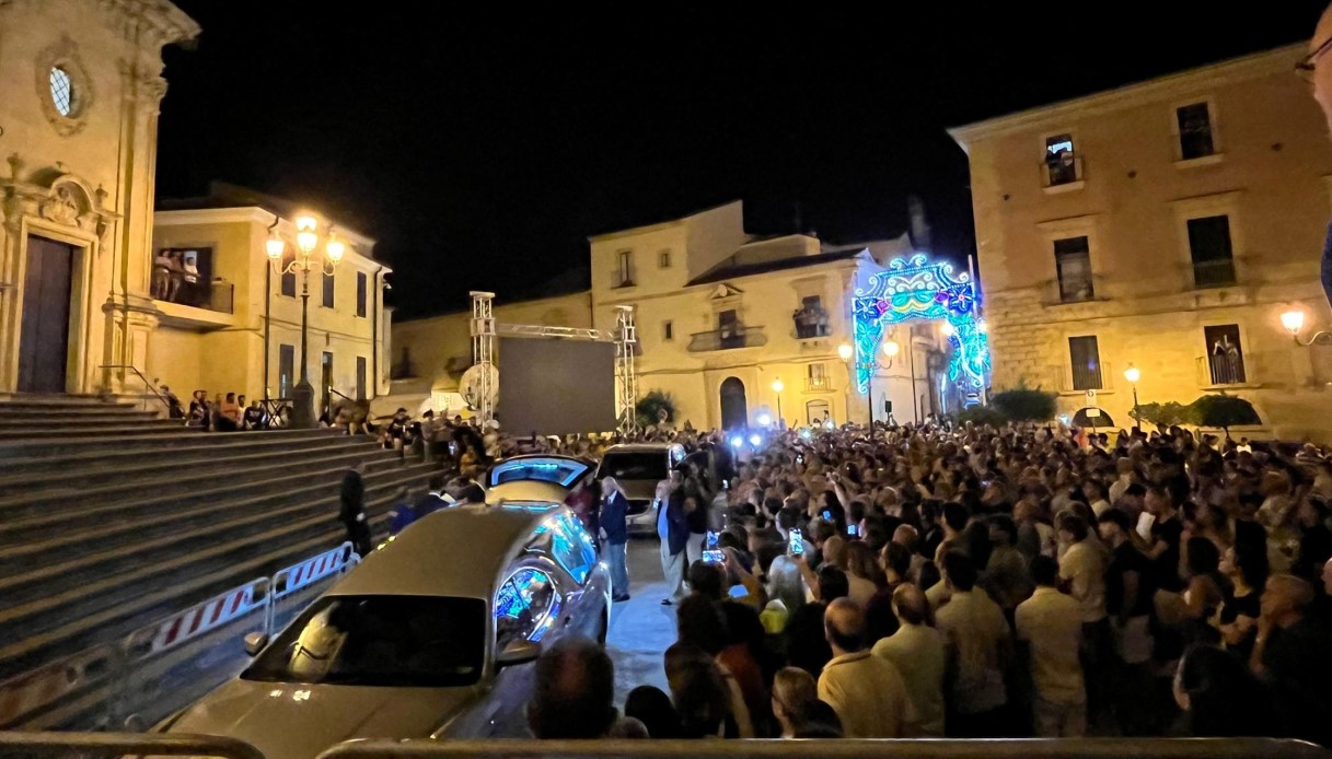 https://wips.plug.it/cips/notizie.virgilio.it/cms/2025/08/pippo-baudo-militello-catania-funerali.jpg