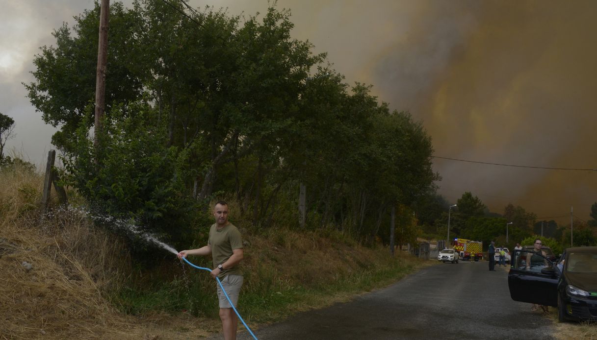 Todi, fermato il piromane seriale colto in flagrante dopo 12 incendi in pochi giorni: chi è e perché lo faceva