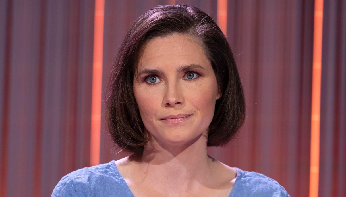 https://wips.plug.it/cips/notizie.virgilio.it/cms/2025/08/polemiche-serie-amanda-knox.jpg