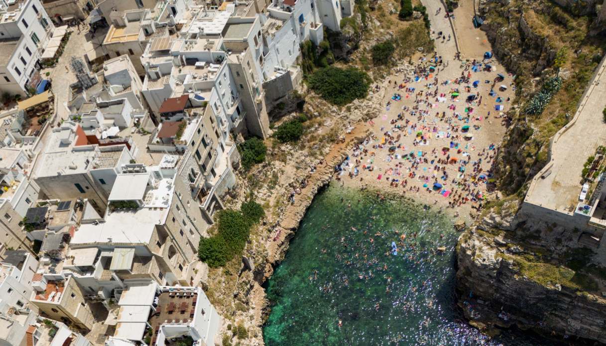 Morto a Polignano a Mare 23enne dopo un tuffo a Lama Monachile, sbattendo la testa contro uno scoglio Morto a Polignano a Mare 23enne dopo un tuffo a Lama Monachile, sbattendo la testa contro uno scoglio