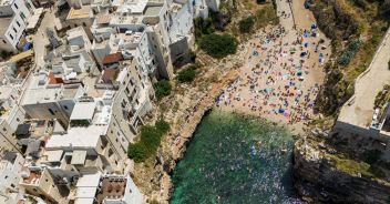 polignano-a-mare-lama-monachile-morto-scoglio