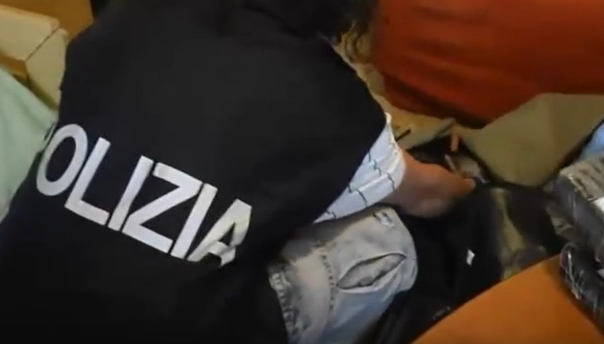 Video del blitz in una casa di Catania, trovati 24 kg di cocaina: l Video del blitz in una casa di Catania, trovati 24 kg di cocaina: l