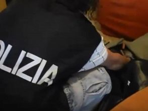 Video del blitz in una casa di Catania, trovati 24 kg di cocaina: l'inquilino apre subito la porta agli agenti