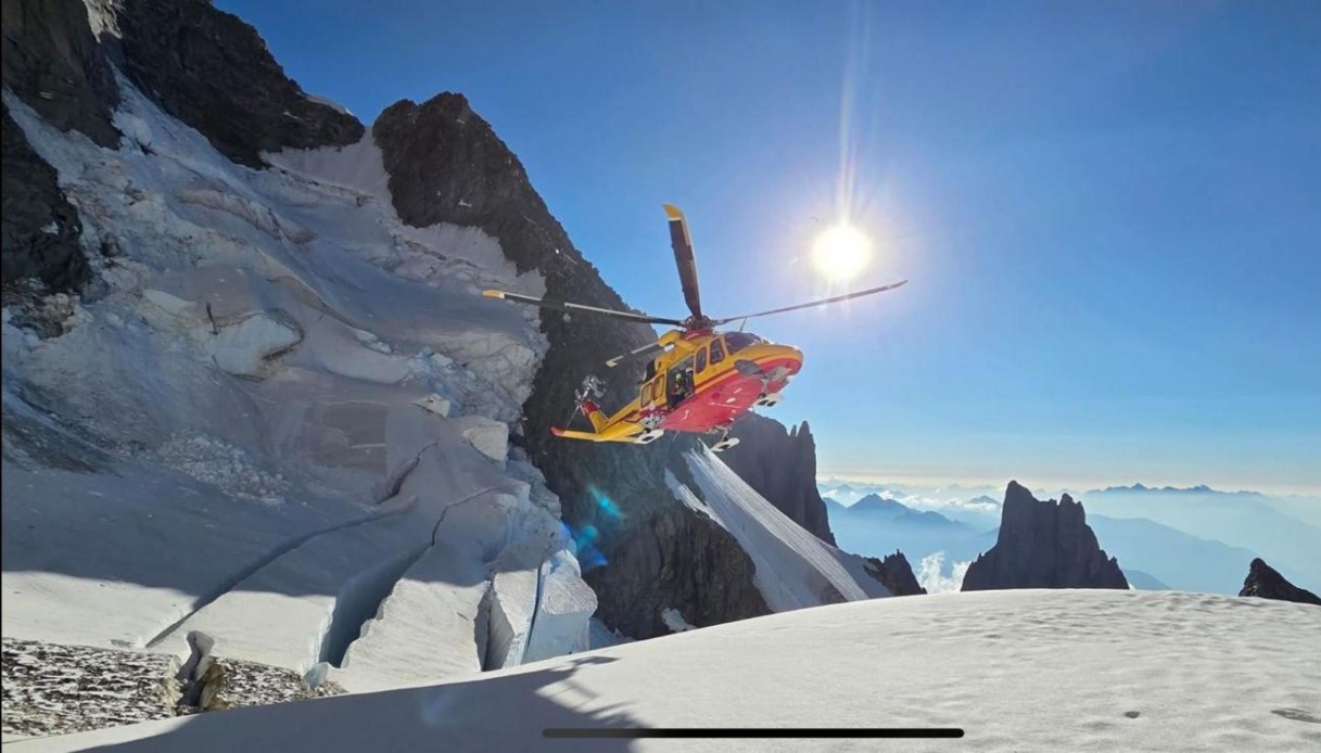 Tragedia sul Monte Bianco, alpinista precipita e muore a 4mila metri di quota: illesi i due compagni Tragedia sul Monte Bianco, alpinista precipita e muore a 4mila metri di quota: illesi i due compagni