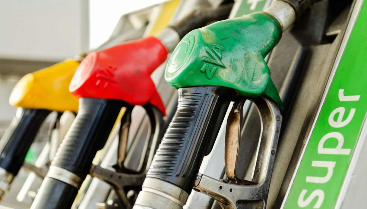 https://wips.plug.it/cips/notizie.virgilio.it/cms/2025/08/prezzo-benzina-ferragosto.jpg