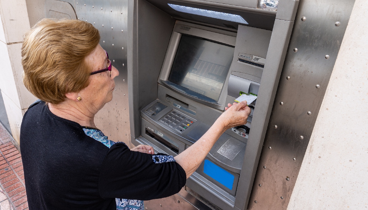 https://wips.plug.it/cips/notizie.virgilio.it/cms/2025/08/problemi-intesa-sanpaolo-oggi.jpg