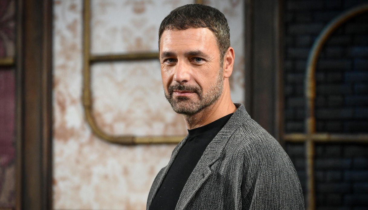 https://wips.plug.it/cips/notizie.virgilio.it/cms/2025/08/raoul-bova-registra-occhi-spaccanti-marchio-1.jpg