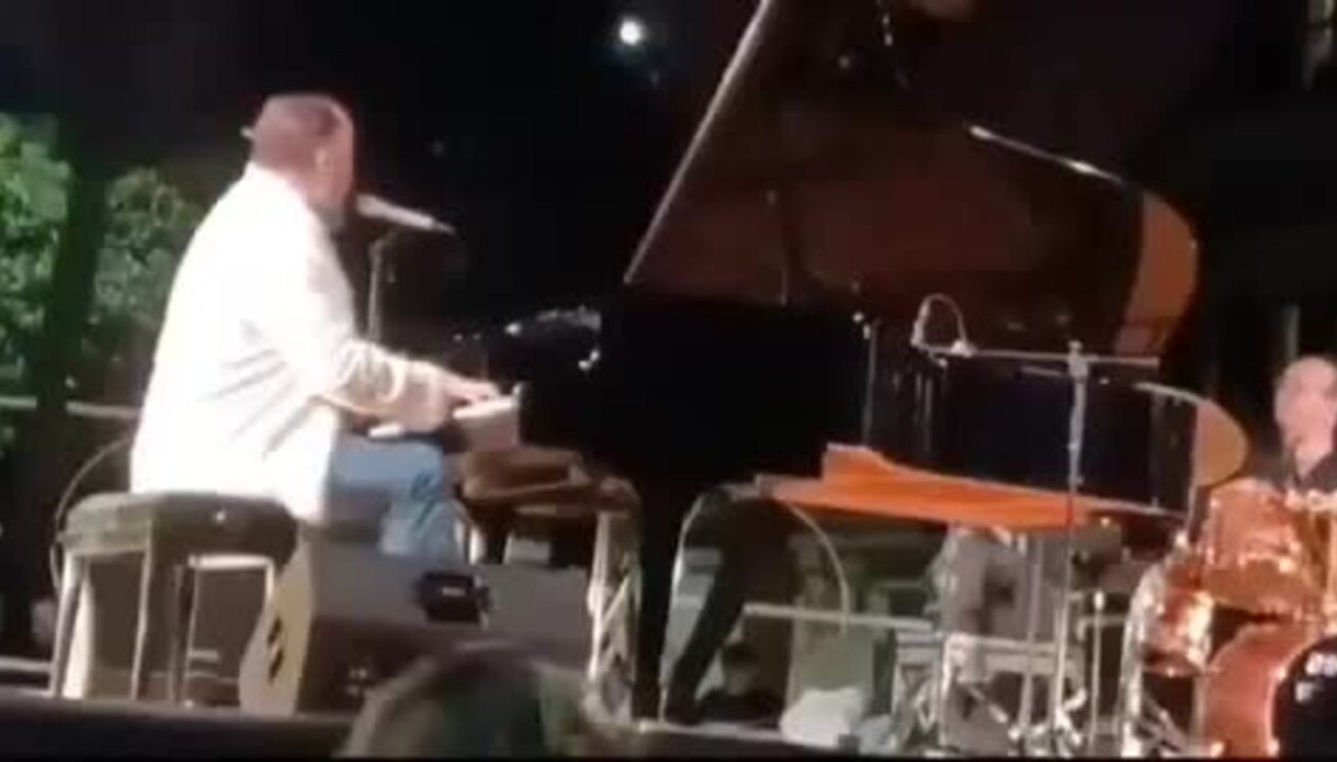 https://wips.plug.it/cips/notizie.virgilio.it/cms/2025/08/raphael-gualazzi-salerno.jpg