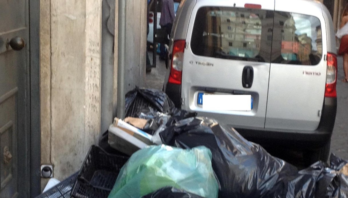 https://wips.plug.it/cips/notizie.virgilio.it/cms/2025/08/rifiuti-auto-multe-1.jpg