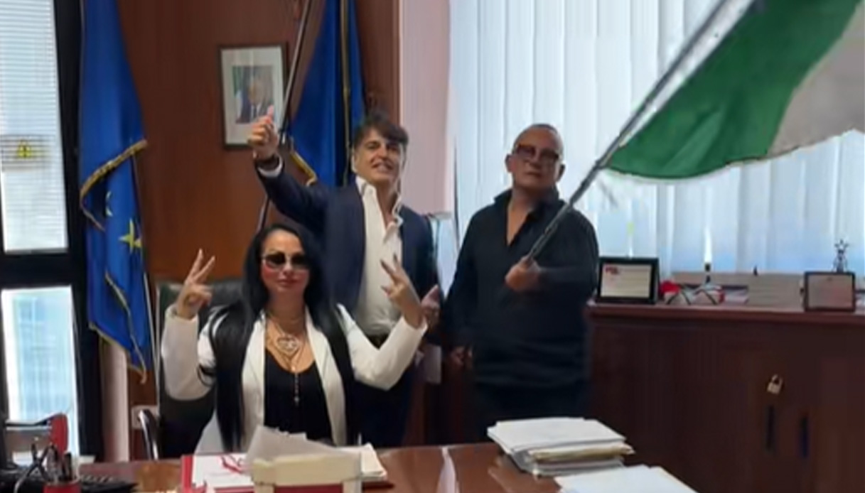 https://wips.plug.it/cips/notizie.virgilio.it/cms/2025/08/rita-de-crescenzo-apolitano-store-azione-di-fenza.jpg