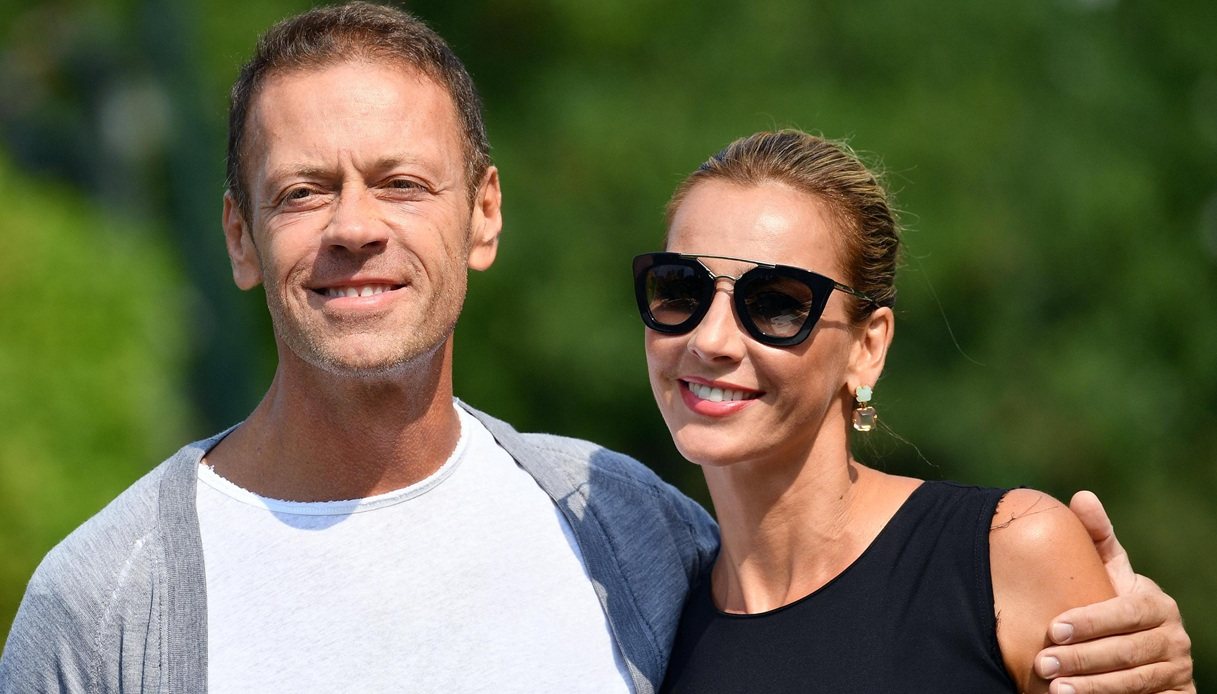 Rocco Siffredi abbracciato alla moglie