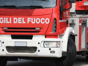 Cadavere carbonizzato a Santa Cristina Gela, trovato dai pompieri che spegnevano un incendio