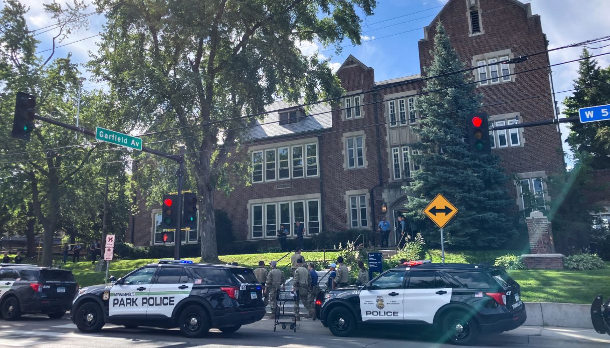 https://wips.plug.it/cips/notizie.virgilio.it/cms/2025/08/sparatoria-scuola-minneapolis.jpg