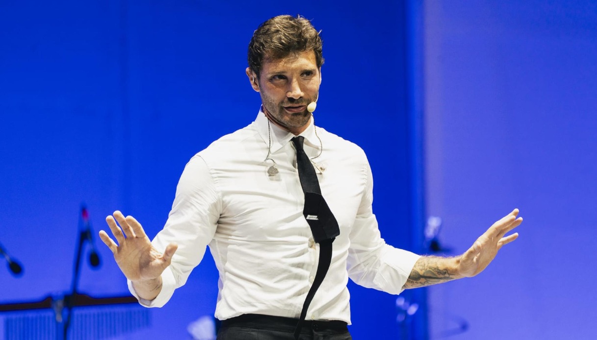https://wips.plug.it/cips/notizie.virgilio.it/cms/2025/08/stefano-de-martino-hacker-caroline-tronelli.jpg