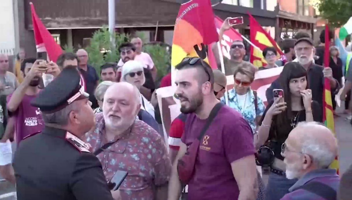 Strage di Brandizzo, i carabinieri chiedono i documenti ai manifestanti e scoppiano le proteste: "Vergogna"