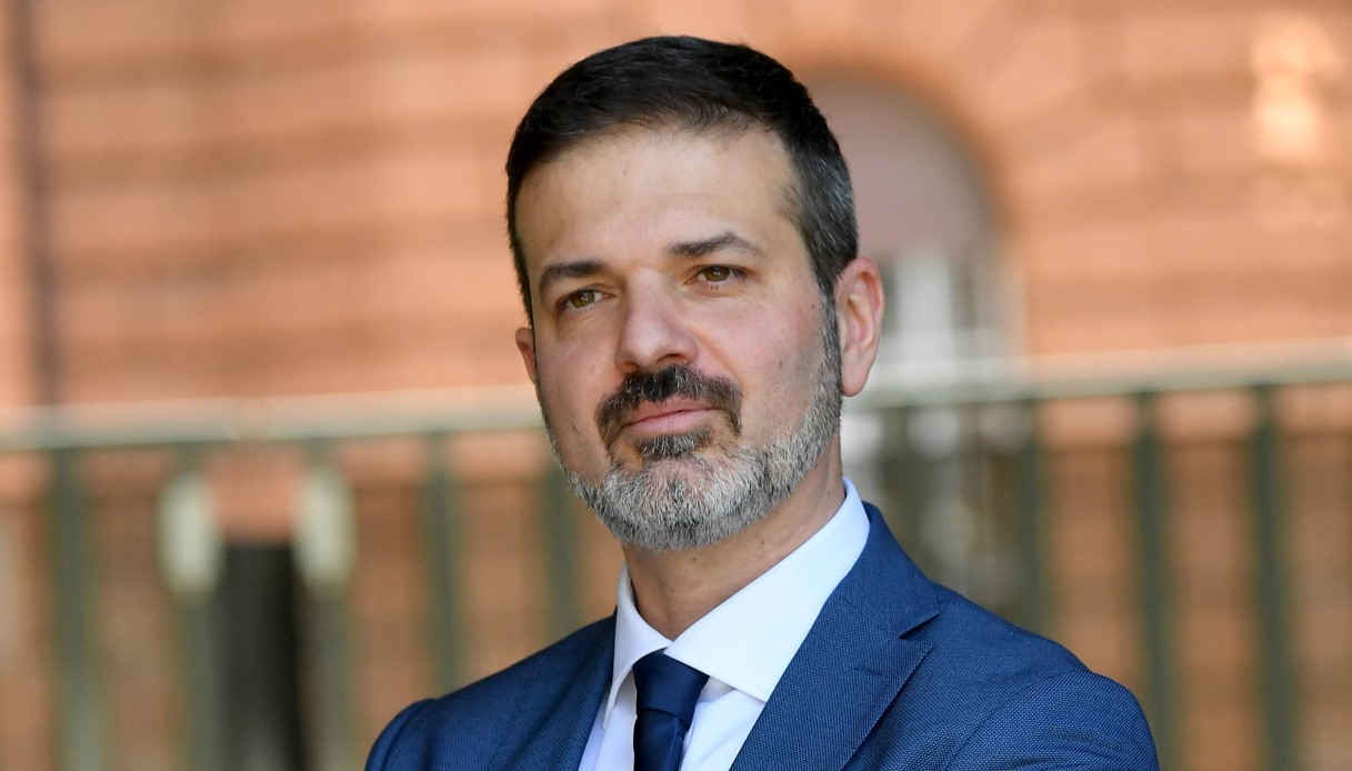 https://wips.plug.it/cips/notizie.virgilio.it/cms/2025/08/stramaccioni-salvataggio-ragazze-vieste.jpg