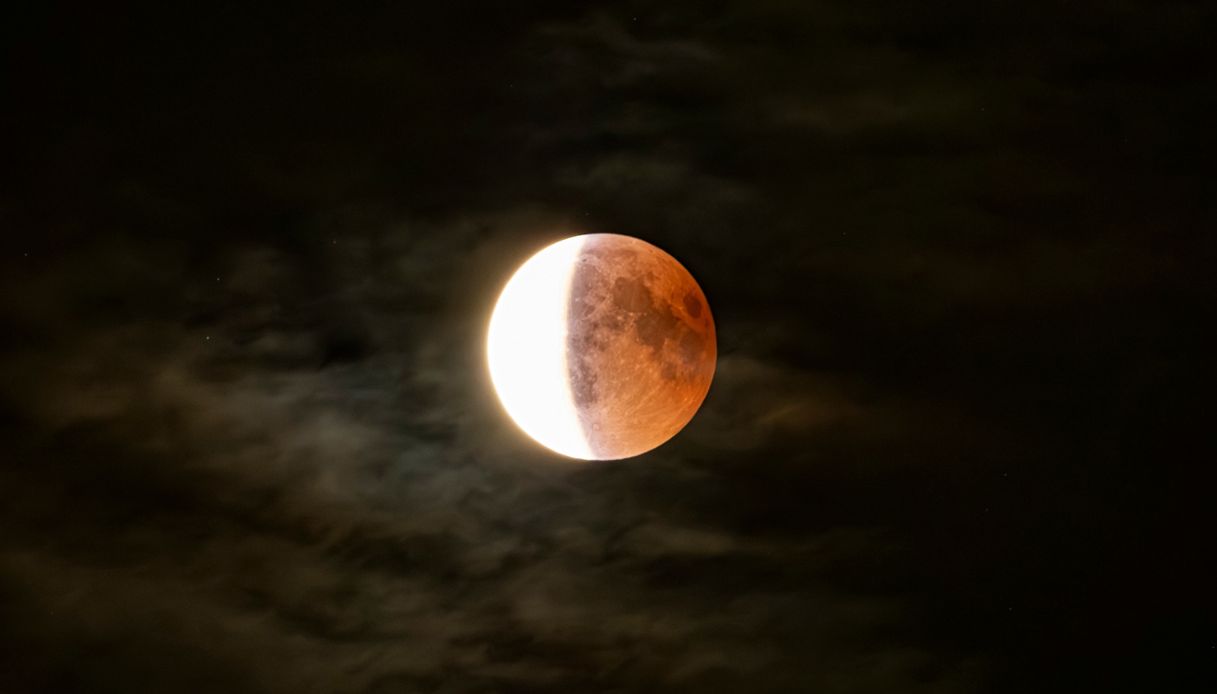 https://wips.plug.it/cips/notizie.virgilio.it/cms/2025/08/superluna-di-sangue-eclissi-totale.jpg
