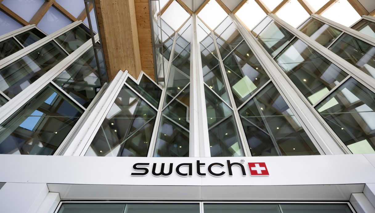 https://wips.plug.it/cips/notizie.virgilio.it/cms/2025/08/swatch-razzismo.jpg