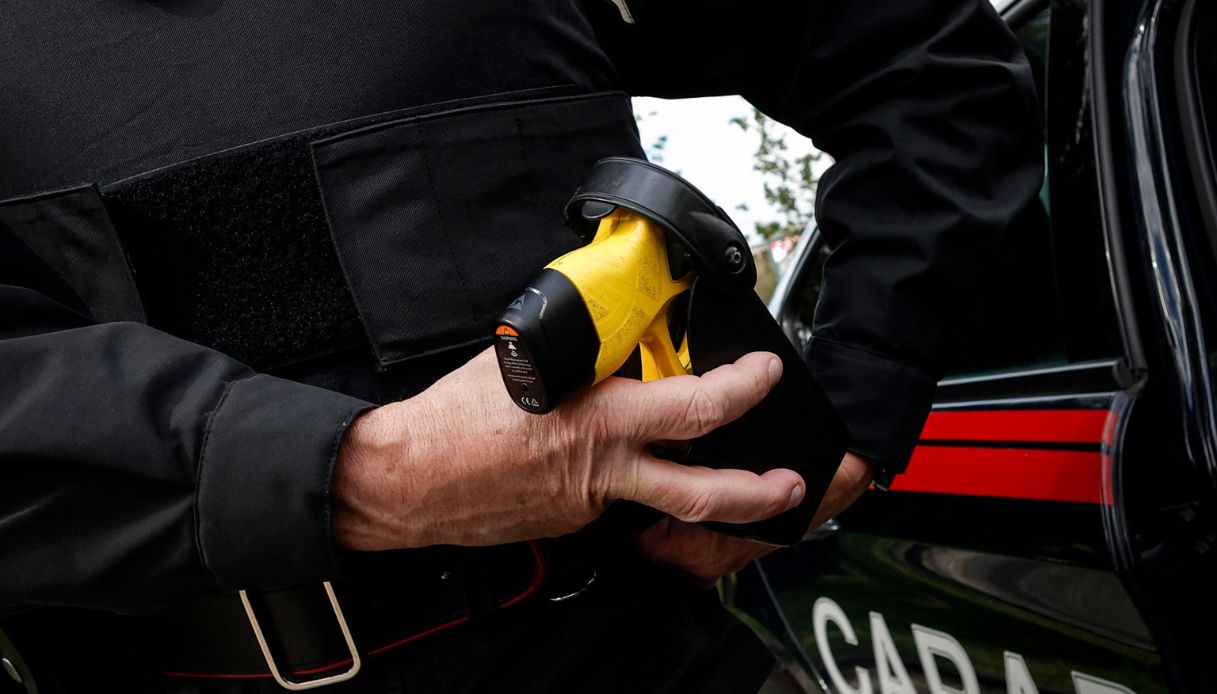 Un altro morto per taser a Genova, quali sono gli effetti dell