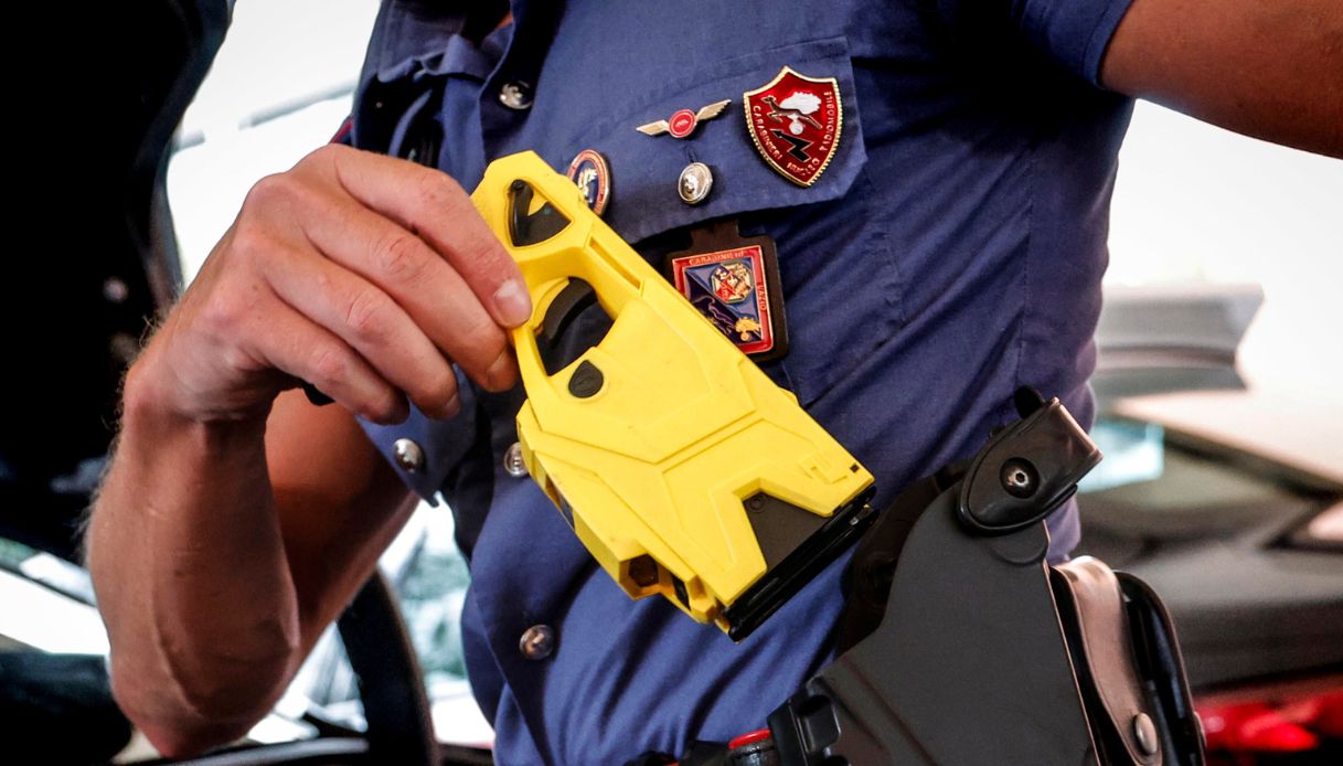https://wips.plug.it/cips/notizie.virgilio.it/cms/2025/08/taser-italia.jpg