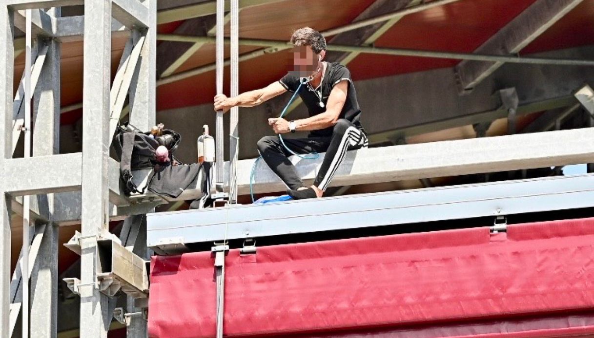 Si arrampica sullo stadio Filadelfia di Torino e minaccia di buttarsi, salvato dai vigili del fuoco: il motivo Si arrampica sullo stadio Filadelfia di Torino e minaccia di buttarsi, salvato dai vigili del fuoco: il motivo