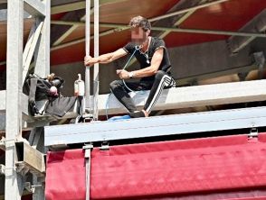 Si arrampica sullo stadio Filadelfia di Torino e minaccia di buttarsi, salvato dai vigili del fuoco: il motivo