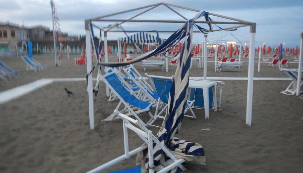 https://wips.plug.it/cips/notizie.virgilio.it/cms/2025/08/tromba-d-aria-in-spiaggia-versilia.jpg