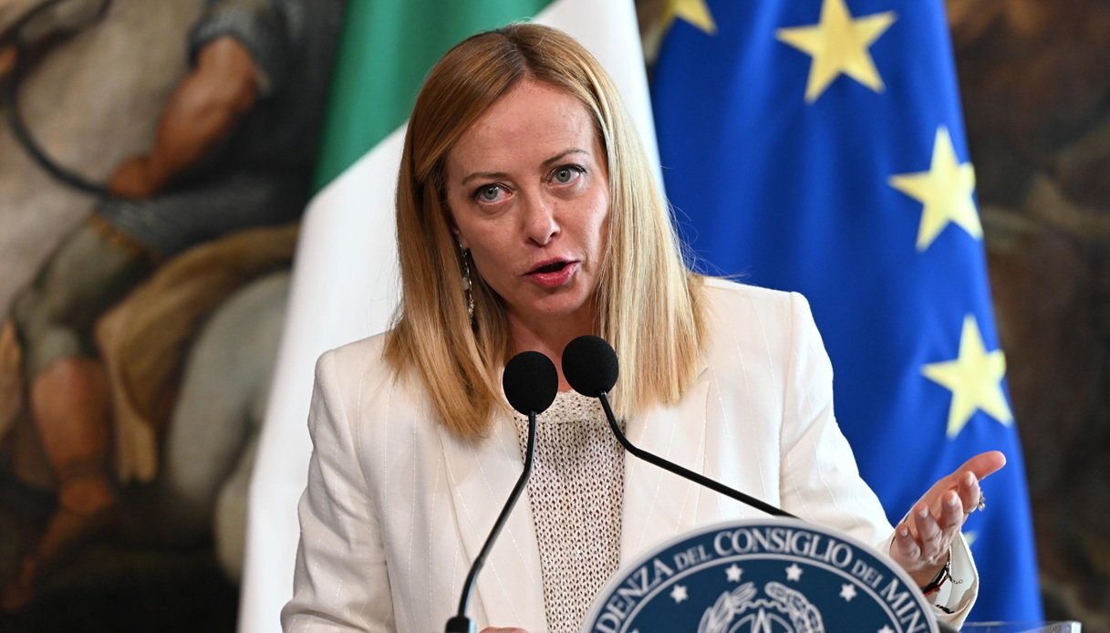 Giorgia Meloni al microfono