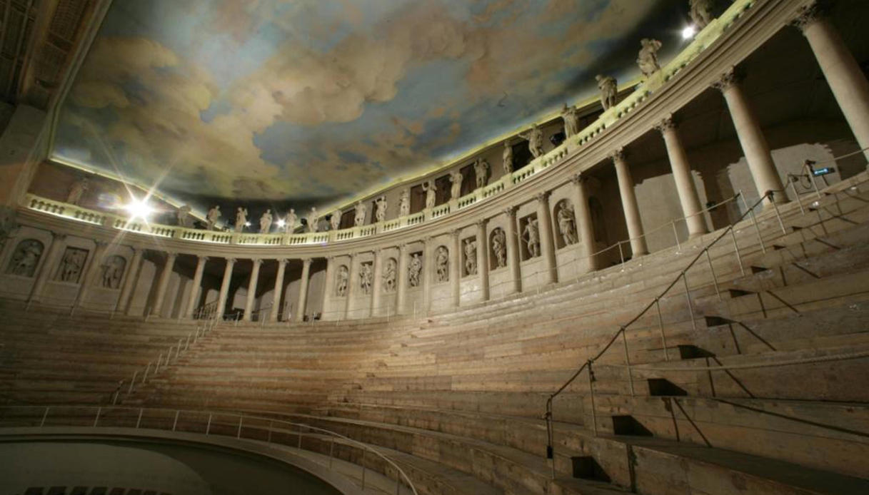 turisti cadono teatro olimpico vicenza