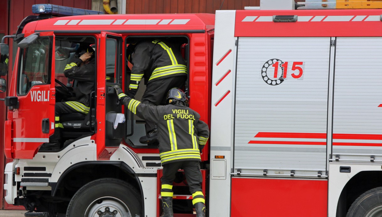 Aereo ultraleggero precipita a Crescentino vicino Vercelli e prende fuoco, morto il pilota Aereo ultraleggero precipita a Crescentino vicino Vercelli e prende fuoco, morto il pilota