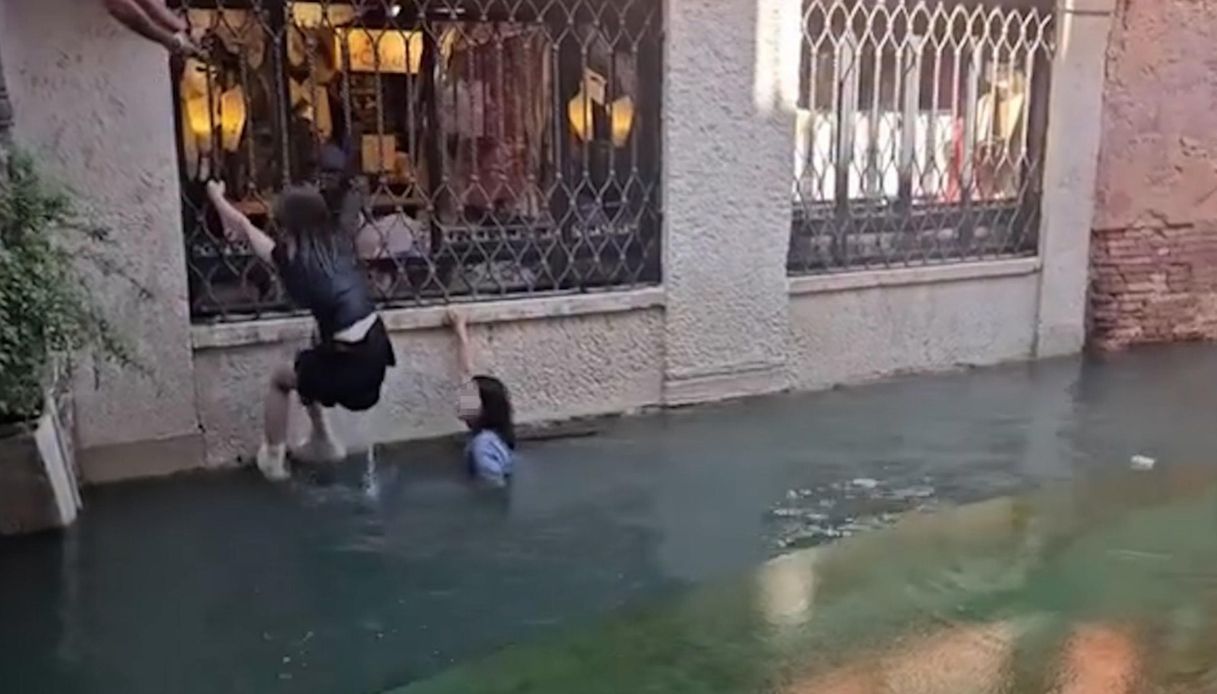 A Venezia si ribalta una gondola e i turisti finiscono in acqua nel canale, come stanno e cosa è successo