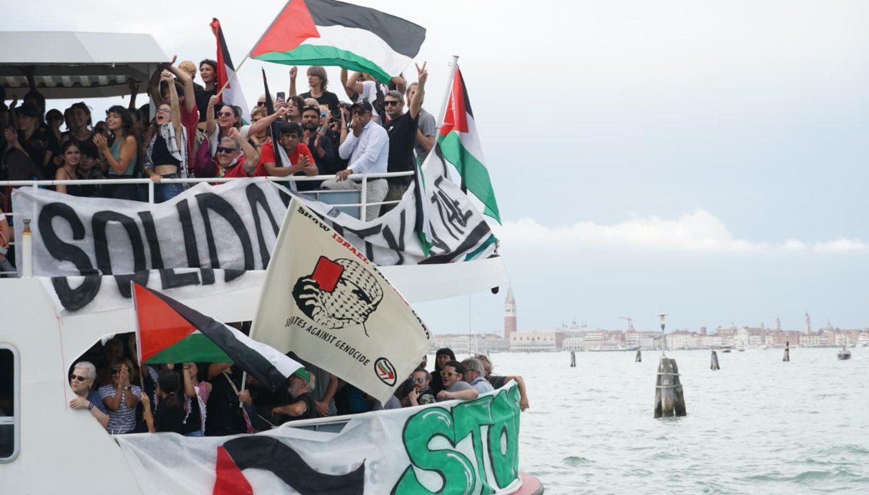 Corteo pro Palestina alla Mostra del Cinema di Venezia, anche tanti artisti tra le migliaia di manifestanti Corteo pro Palestina alla Mostra del Cinema di Venezia, anche tanti artisti tra le migliaia di manifestanti