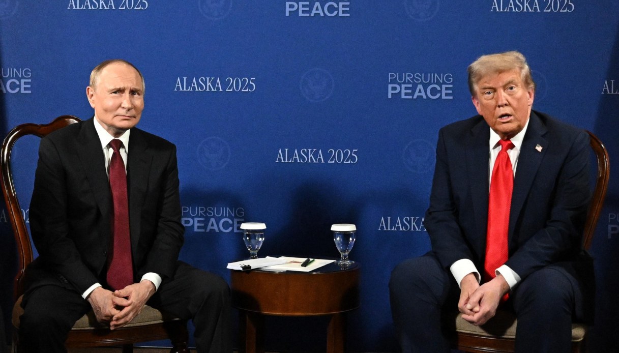 https://wips.plug.it/cips/notizie.virgilio.it/cms/2025/08/vertice-putin-trump-documenti.jpg