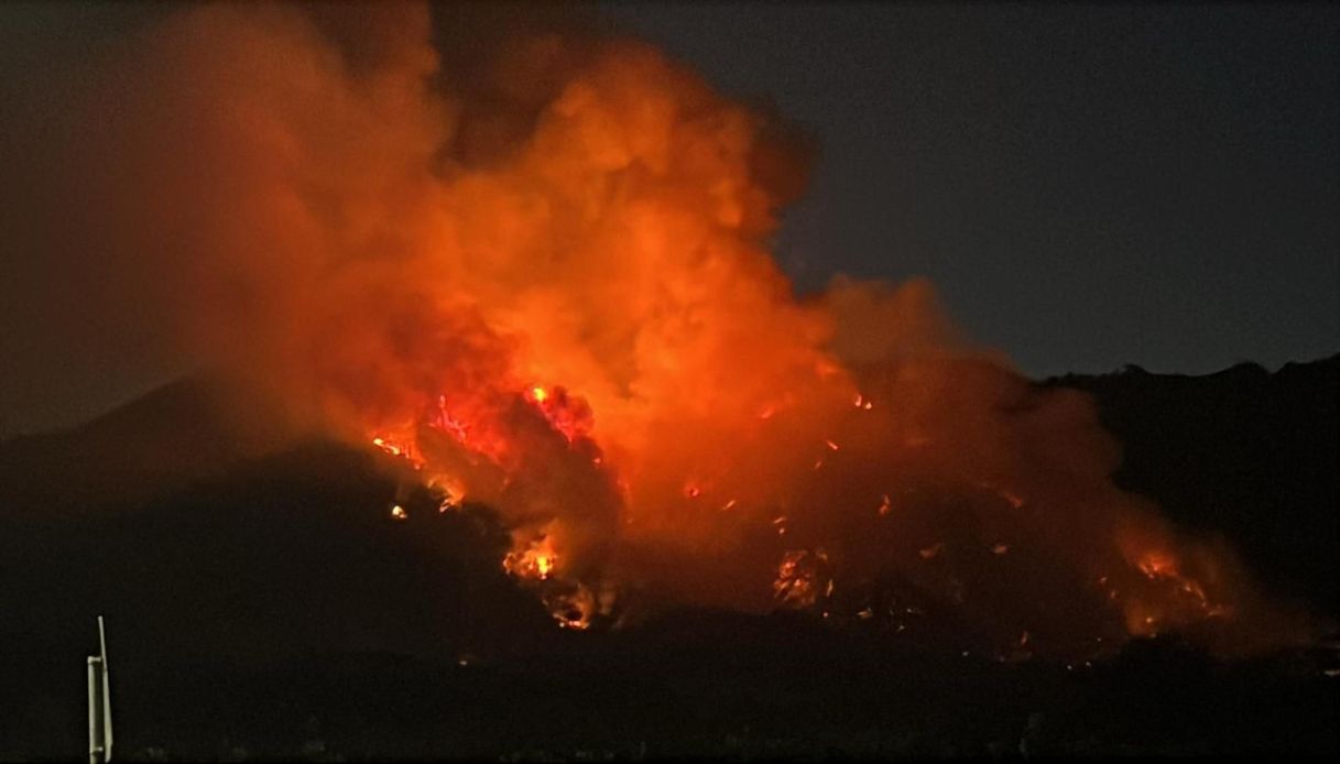 incendio sul vesuvio le fiamme continuano dalla notte aria irrespirabile per i residenti chiusi in casa