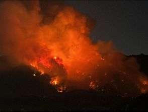 Incendio sul Vesuvio, le fiamme continuano dalla notte: aria irrespirabile per i residenti chiusi in casa