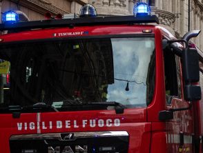 Incendio al Centro direzionale a Napoli, gravi danni all'edificio avvolto dalle fiamme: si indaga sulle cause