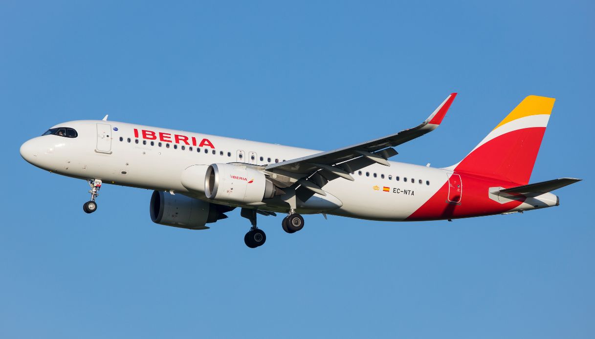 https://wips.plug.it/cips/notizie.virgilio.it/cms/2025/08/volo-iberia-uccello.jpg