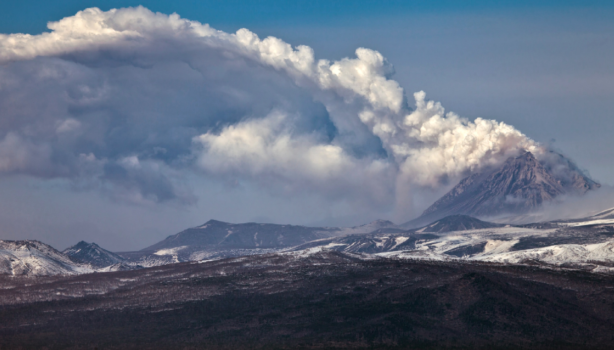 Il vulcano Krasheninnikov erutta per la prima volta in 450 anni, scatta l’allarme Kamchatka dopo il terremoto Il vulcano Krasheninnikov erutta per la prima volta in 450 anni, scatta l’allarme Kamchatka dopo il terremoto