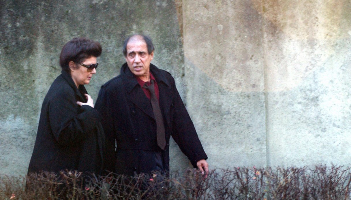 https://wips.plug.it/cips/notizie.virgilio.it/cms/2025/09/adriano-celentano-rai-claudia-mori-giampaolo-rossi-1.jpg