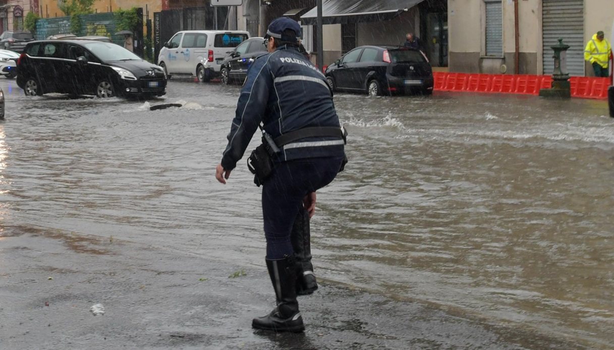 Maltempo a Milano, vigile in strada