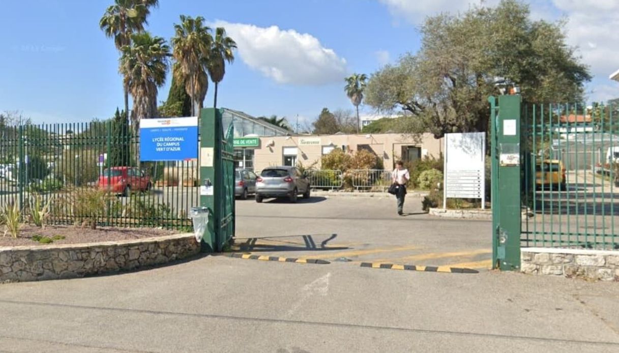 https://wips.plug.it/cips/notizie.virgilio.it/cms/2025/09/antibes-coltello.jpg
