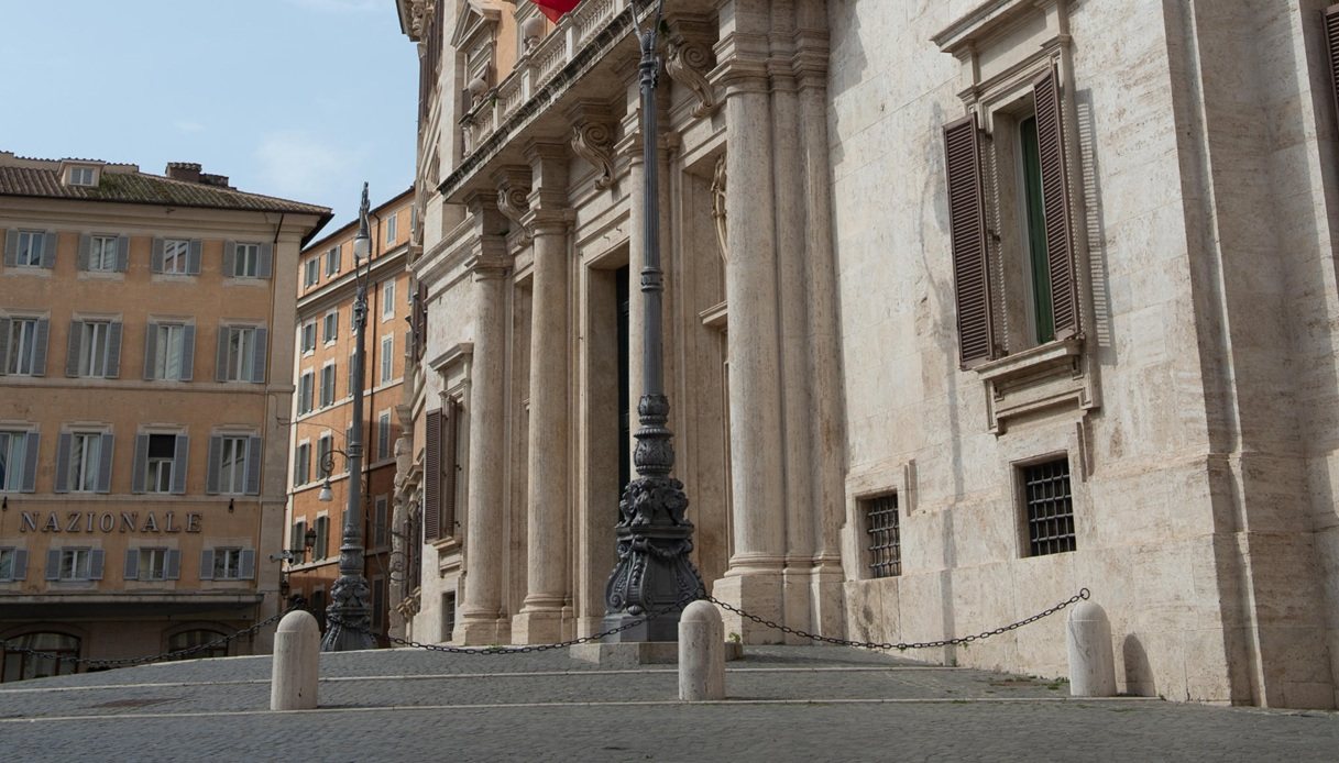 https://wips.plug.it/cips/notizie.virgilio.it/cms/2025/09/api-montecitorio-camera-dei-deputati.jpg