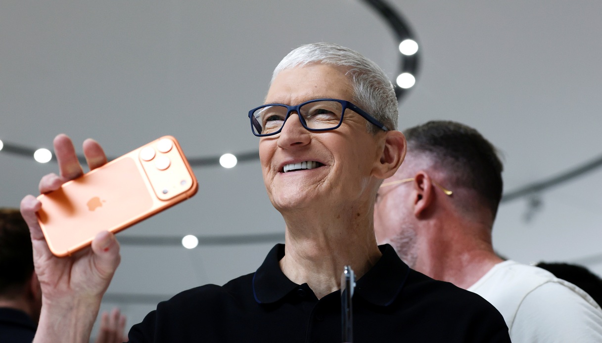 https://wips.plug.it/cips/notizie.virgilio.it/cms/2025/09/apple-17-tim-cook.jpg