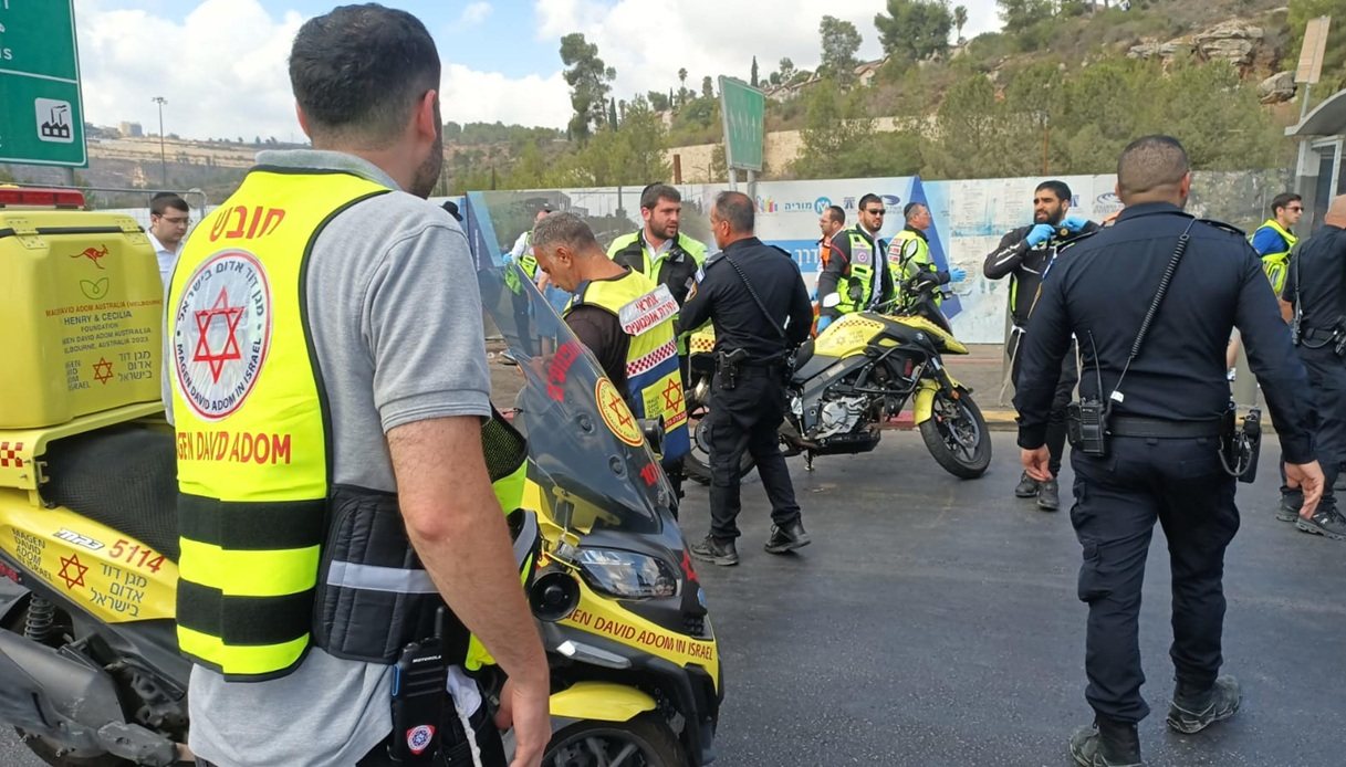 https://wips.plug.it/cips/notizie.virgilio.it/cms/2025/09/attentato-gerusalemme-morti.jpg