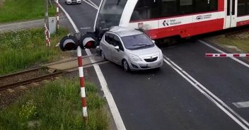 auto-passaggio-a-livello-polonia-treno