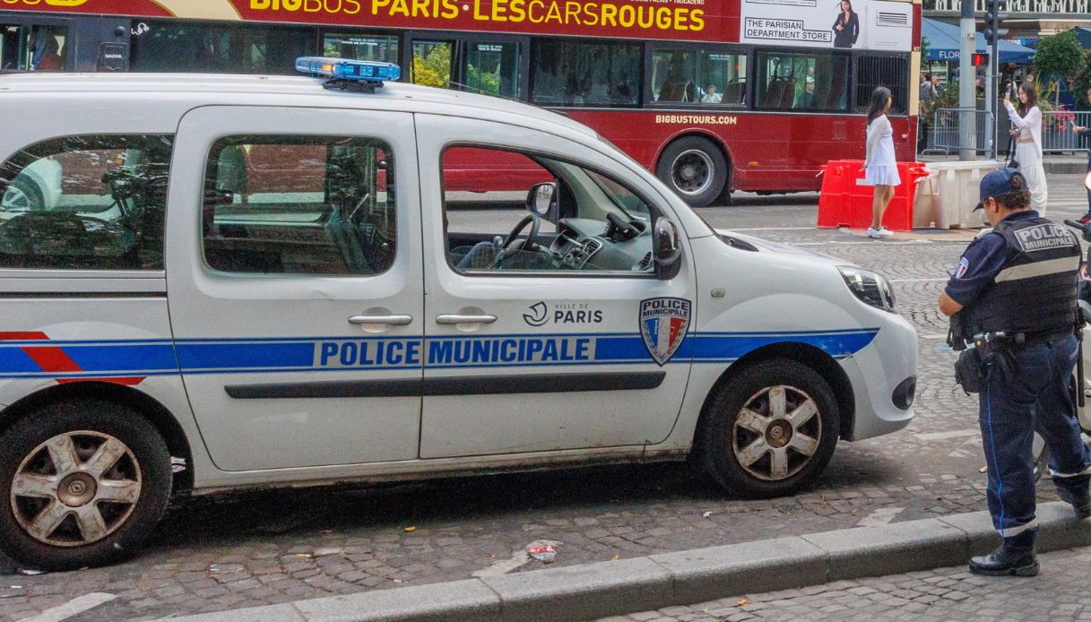 https://wips.plug.it/cips/notizie.virgilio.it/cms/2025/09/auto-travolge-pedoni-normandia.jpg