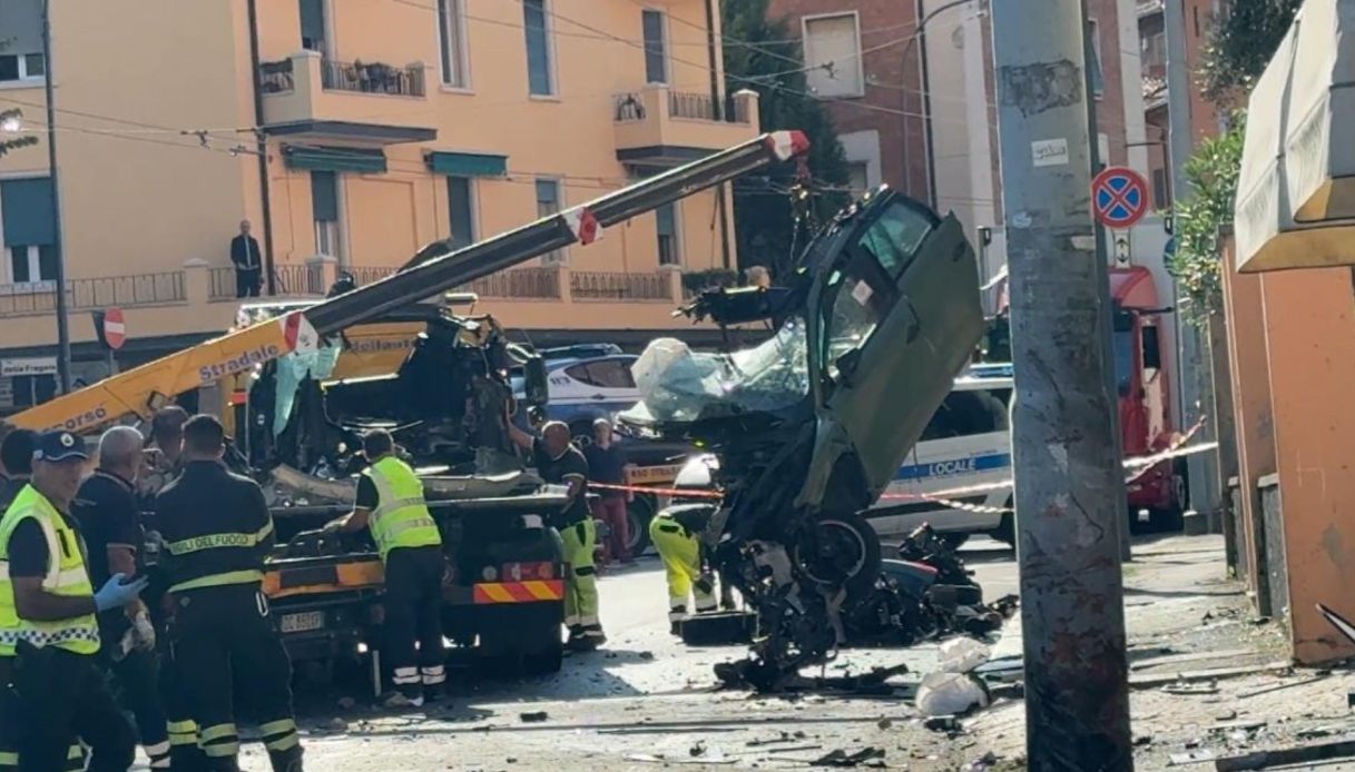 Auto rubata si schianta contro un palo a Bologna, arrestato 19enne alla ...