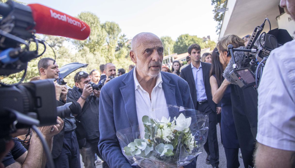 https://wips.plug.it/cips/notizie.virgilio.it/cms/2025/09/brosio-ai-funerali-di-emilio-fede-1.jpg